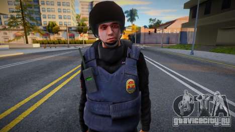 Сотрудник полиции в форме и шлеме для GTA San Andreas